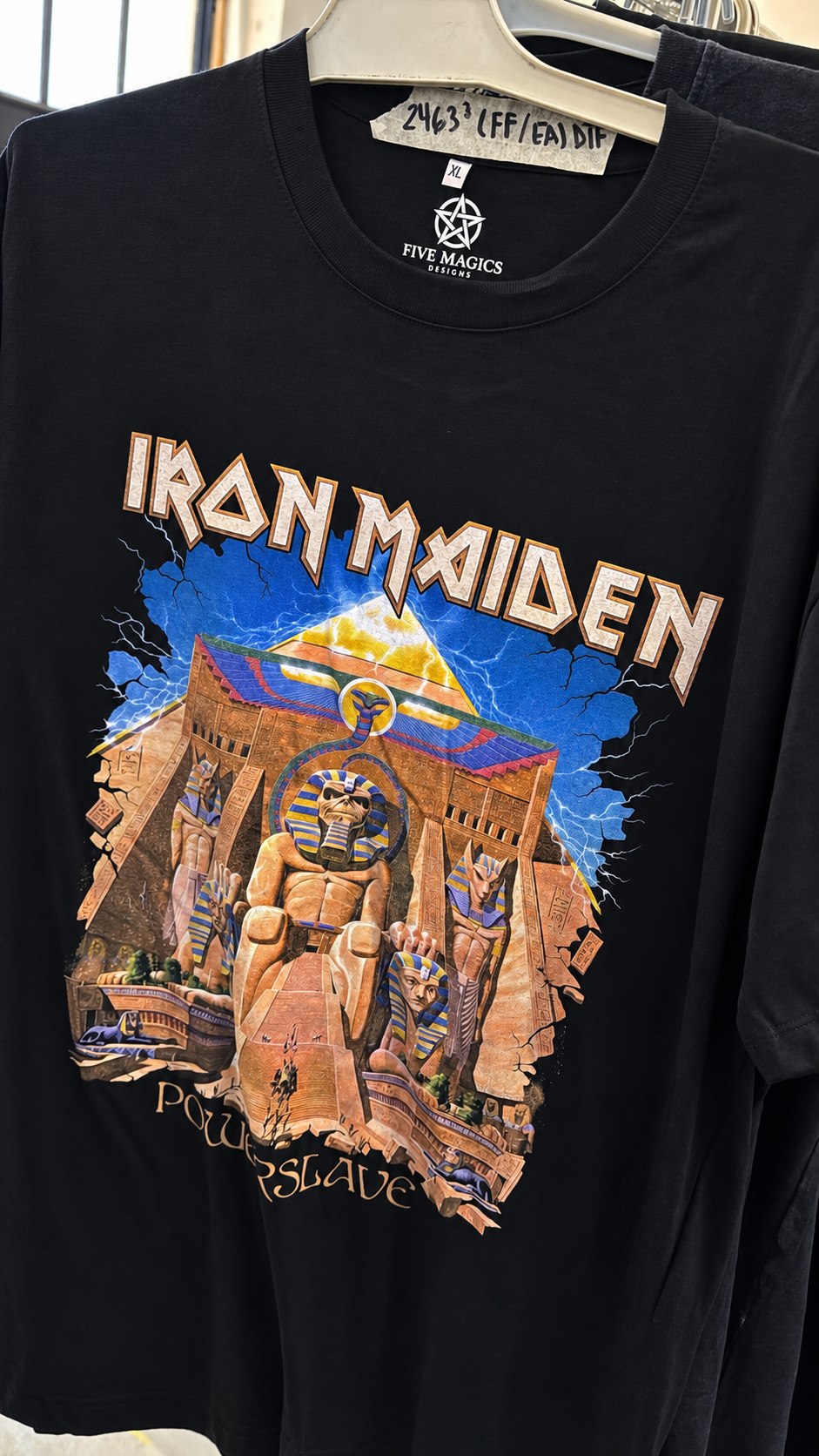 Remera terminada Powerslave con estampa frontal