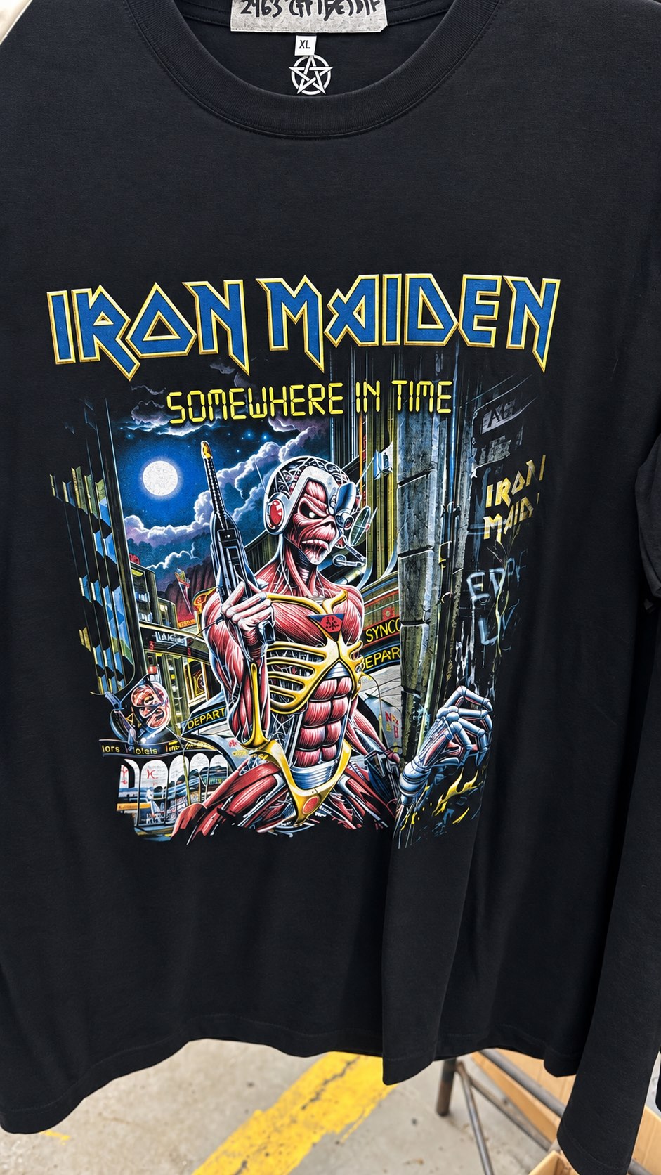 Remera terminada Somewhere in Time con estampa frontal