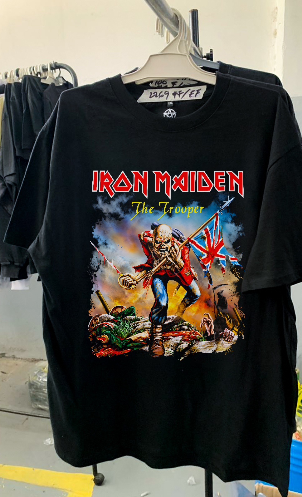 Remera terminada The Trooper con estampa frontal